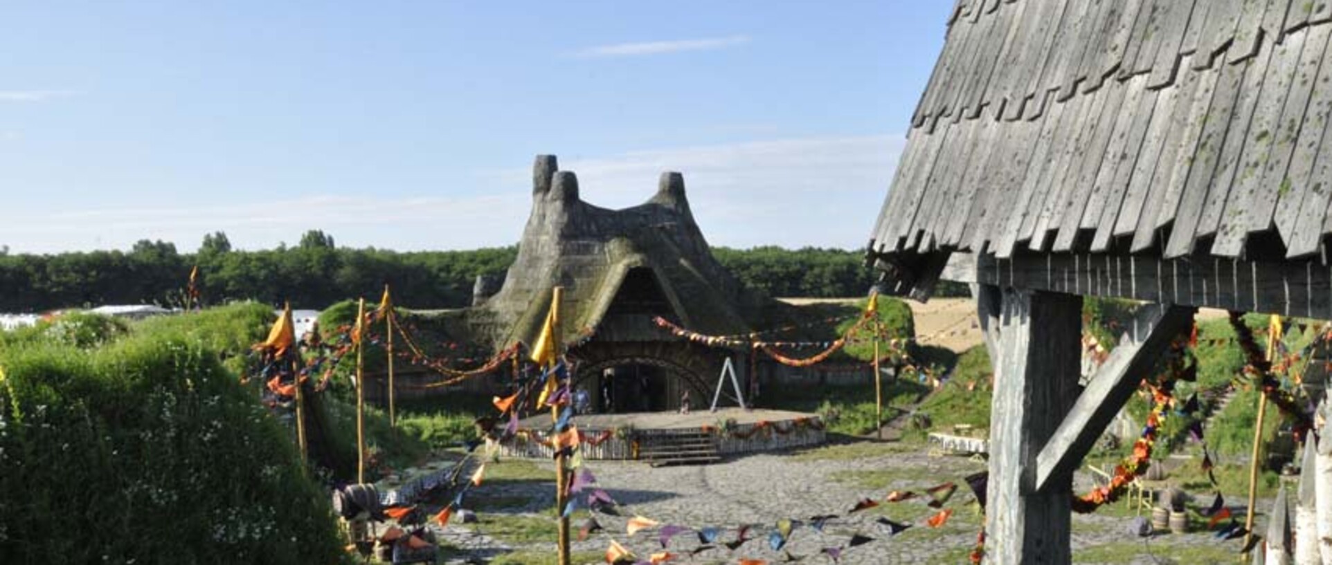 adc-asterix-obelix-au-service-de-sa-majeste_village_breton_tournage_9.jpg