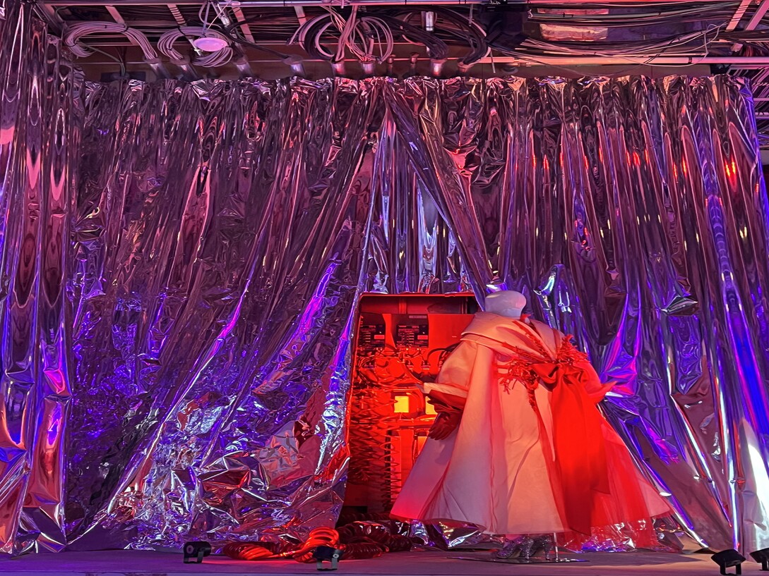 adc-cinema-inferno-john-galliano-tokyo_maison-margiela-john-galliano-july-2023-tokyo-installation-cinema-inferno-show2.jpg