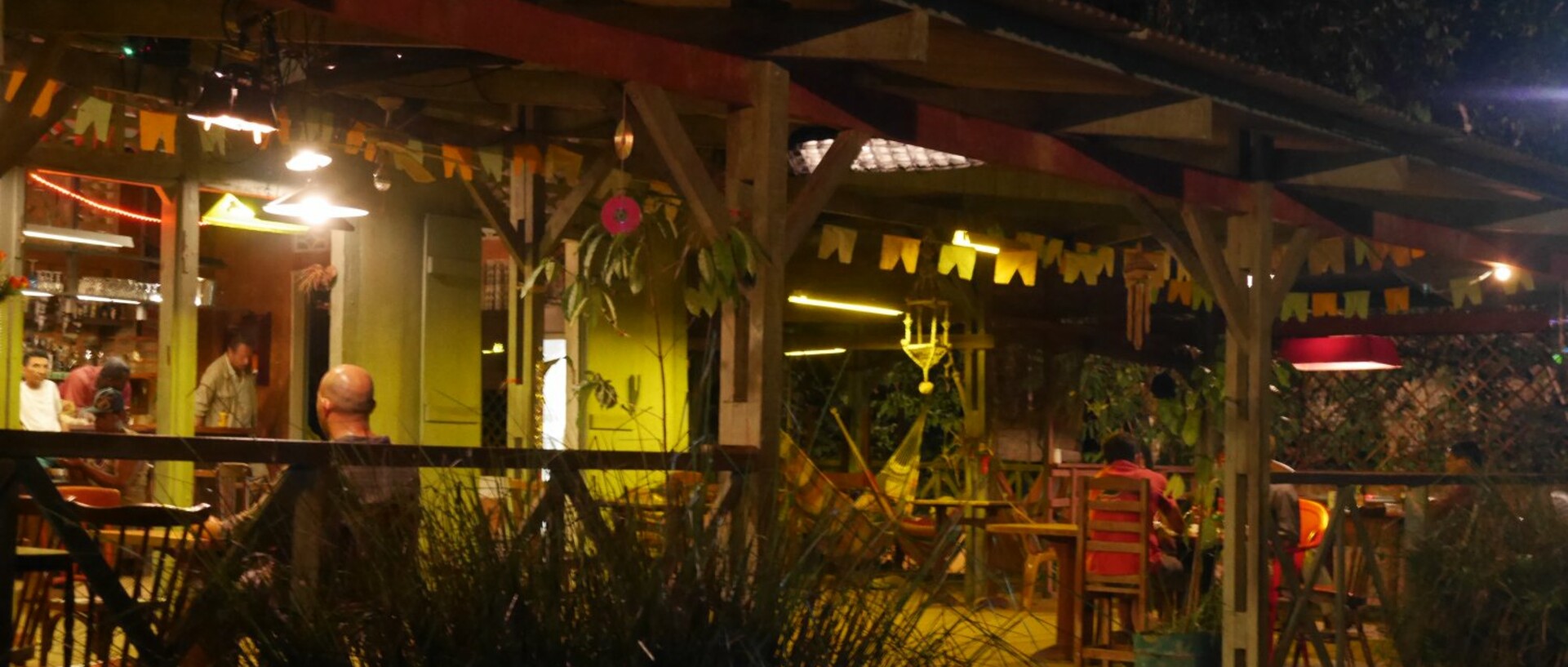 adc-guyane-saison-1_ho_tel_terrasse_nuit_3.jpg