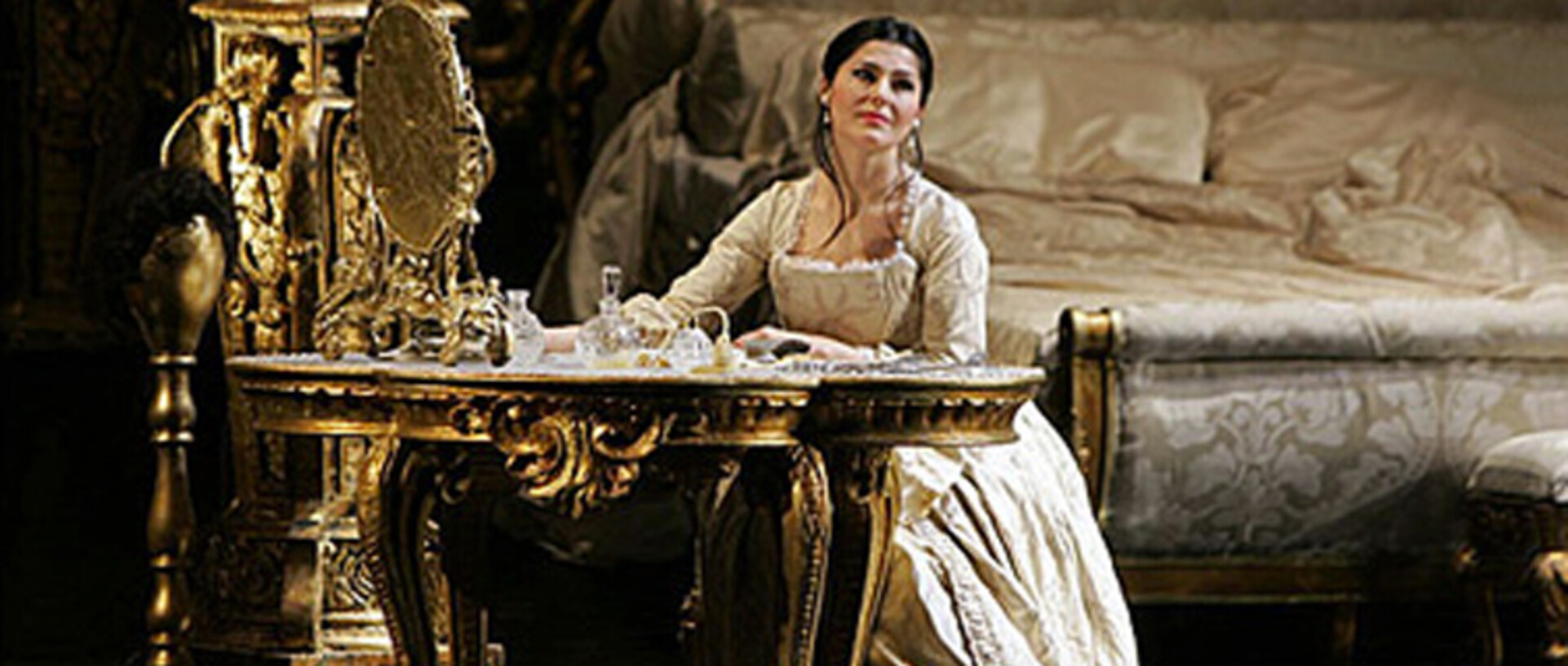 adc-manon-lescaut_act_2_bed.jpg