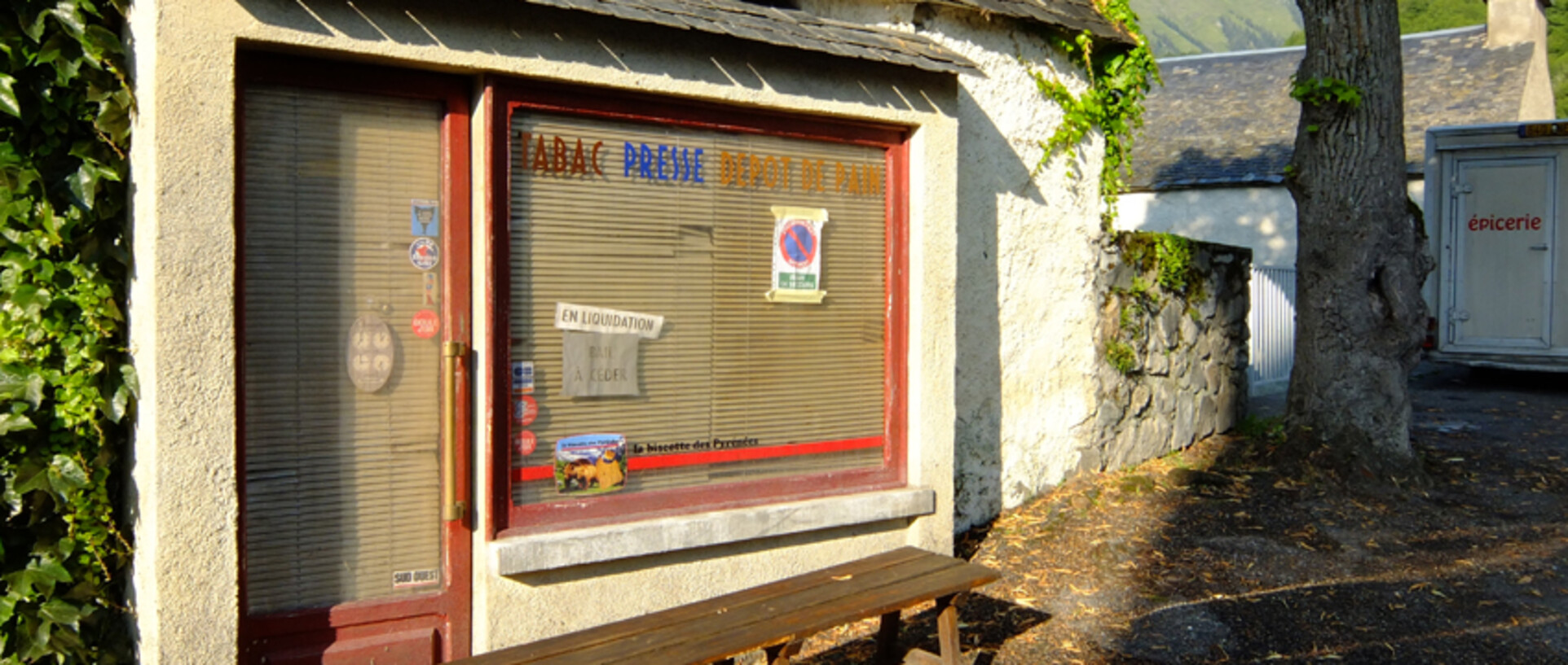 adc-un-village-presque-parfait_tabac-presse_site.jpg